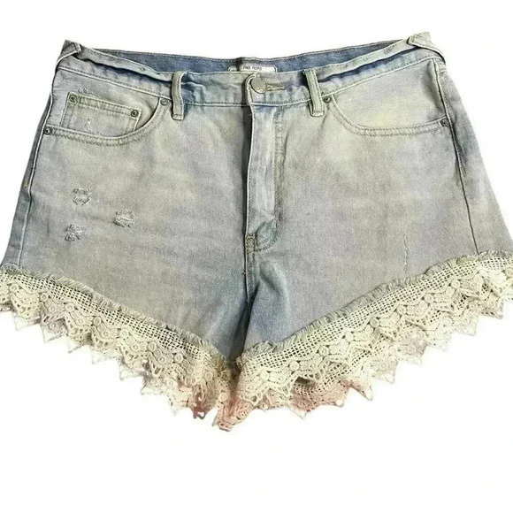 FREE PEOPLE women’s denim Jean shorts light wash sz 29 crochet hems distressed - Picture 2 of 7